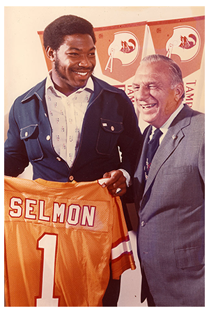 2000 Keyshawn Johnson wearing the new Buccaneers Uniform and Jersey #19